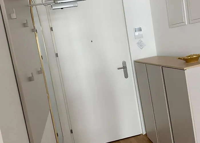 Schoene, Moderne Bei Der U Bahn Apartman *